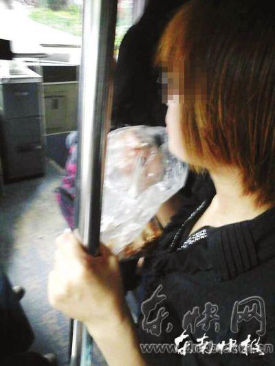 擁擠的公交車內(nèi)，這位姑娘正在嚼螃蟹網(wǎng)友供圖