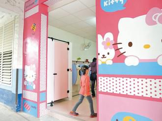 臺(tái)灣花蓮一小學(xué)建HelloKitty卡通主題廁所(圖)