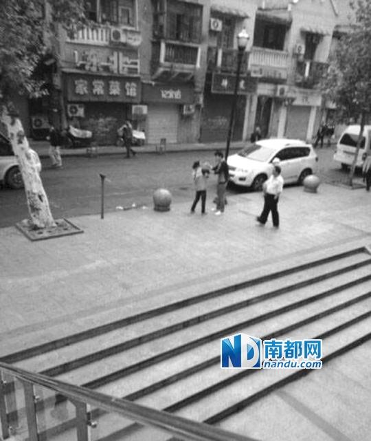 10月18日，武漢一男子抓住環(huán)衛(wèi)工打耳光。