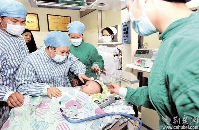 圖為：成功進(jìn)行心臟移植手術(shù)后，小患者平安度過術(shù)后危險期，14日轉(zhuǎn)入普通隔離病房 （攝影 魏錸）