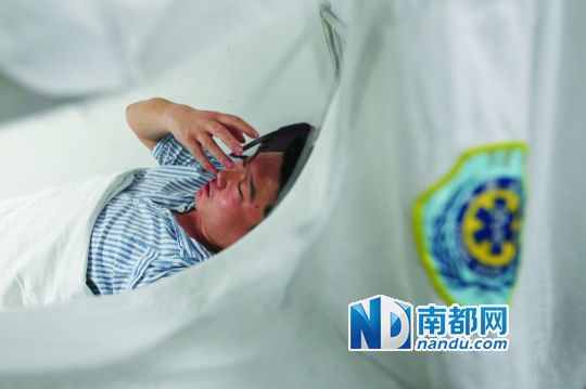 19日，北大深圳醫(yī)院，透過被撕破的工作服，急診科醫(yī)護人員申洪濤身體多處被醉酒男子抓傷。