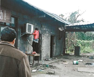 一個人在拆走空調(diào)等設備