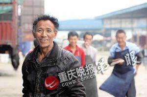 唐再海因?yàn)槠つw黝黑，工友們都打趣地稱(chēng)呼他為“非洲人”。