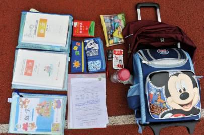 重7.8公斤的書包內(nèi)所裝物品。