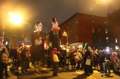 年底將近，派對集中，如何讓子女免受不良人士的侵犯，家長需要警惕并提醒子女注意。（美國《世界日報(bào)》/黃伊奕 攝）