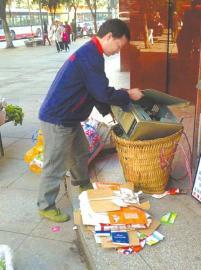 王光偉靠收廢品拾荒為生，每月僅有1000元的微薄收入。