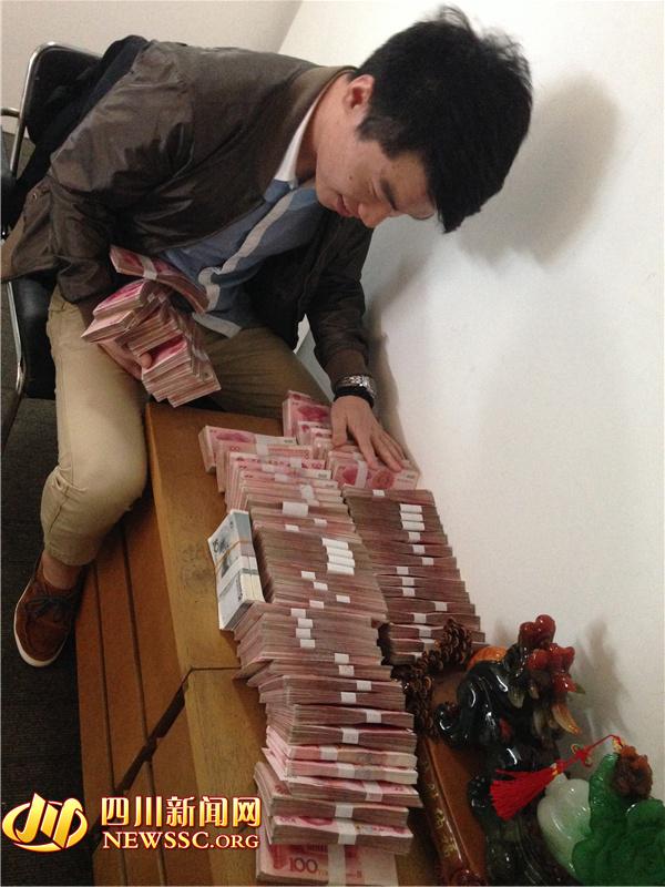 警方在犯罪嫌疑人手機中發(fā)現(xiàn)的照片，犯罪嫌疑人正在數(shù)騙來的贓款（警方提供）。