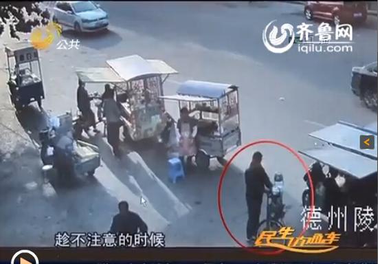 在臨盤(pán)市場(chǎng)被抓之后，薦某竟然拿出了一把匕首