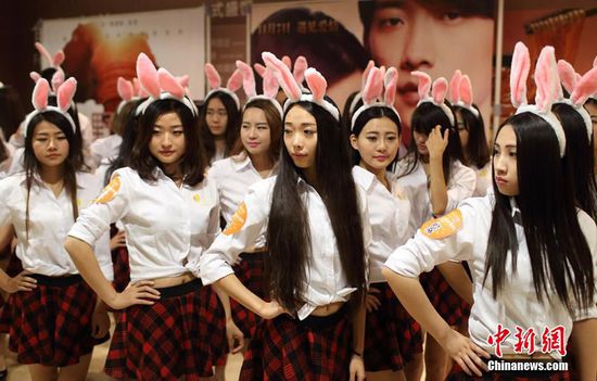 11月11日晚，一百位統(tǒng)一打扮的“兔女郎”現(xiàn)身南京新街口，逛街看電影玩快閃，走到哪里都被圍觀。