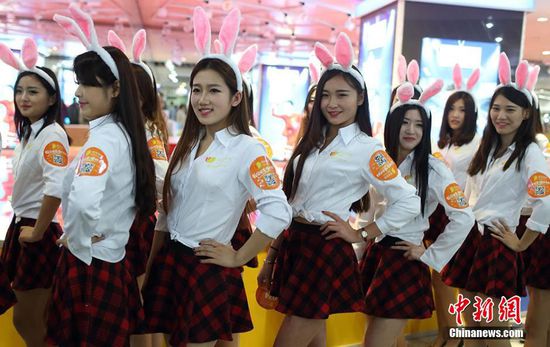 11月11日晚，一百位統(tǒng)一打扮的“兔女郎”現(xiàn)身南京新街口，逛街看電影玩快閃，走到哪里都被圍觀。