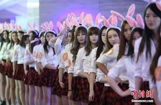 11月11日晚，一百位統(tǒng)一打扮的“兔女郎”現(xiàn)身南京新街口，逛街看電影玩快閃，走到哪里都被圍觀。