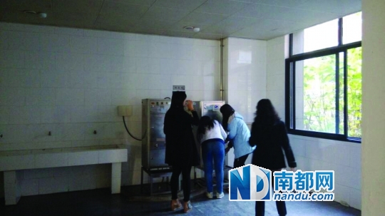 距接熱水的茶房約20米。 南都記者 張少杰 攝