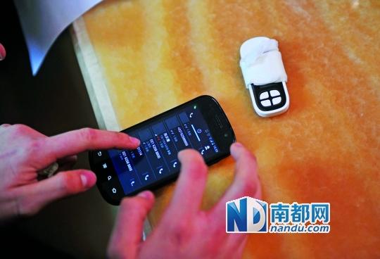 一個號碼為021-62588800的電話自稱上海靜安區(qū)公安分局，騙走了小程148萬。記者 梁煒培 攝