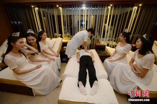 湖南十大?；w到足浴店學(xué)理療按摩(圖)