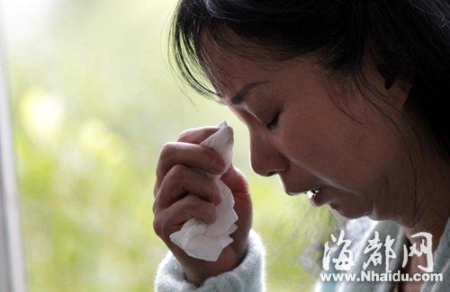 小梅的媽媽看到女兒發(fā)來的信息，就忍不住落淚