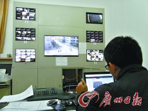 監(jiān)控室就可以看到男生宿舍樓的情況。