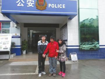 王江中和弟弟、大姑離開東南派出所前的合影。張文敏攝