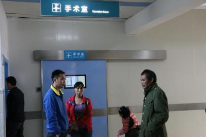 宇宇的父母和爺爺一直守候在手術(shù)室外。