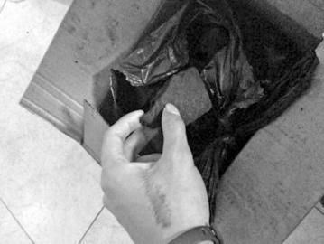 小曾發(fā)出買來的干炭和安眠藥。