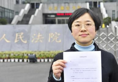 12月3日，起訴代理人出示公訴書。