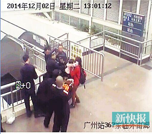 民警果斷將孩子救下,并控制跳樓男子。 通訊員圖(視頻截圖)