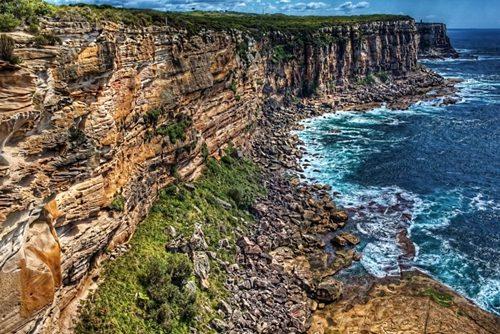 圖為英國游客看日出時(shí)摔落的懸崖。