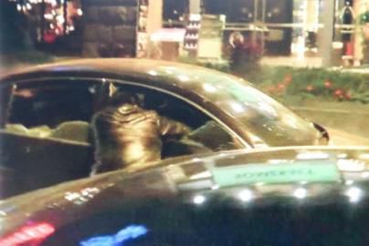 一警察試圖讓汽車停下。