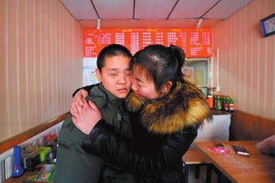 何女士找到了兒子小新后，把兒子緊緊抱在懷里。京華時報記者趙思衡攝