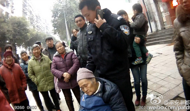重慶九旬老太迷路后靠警察腿上睡一小時(shí)(圖)