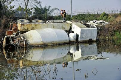 12月23日，側(cè)翻在荷塘的罐車。