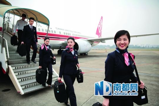 大媽坐飛機(jī)與巡查空少搭訕成功把女兒嫁出(圖)