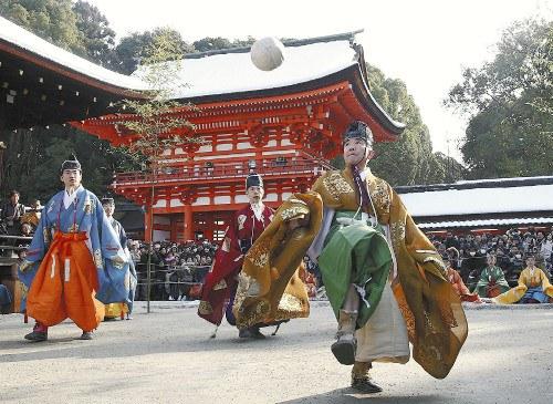 京都市左京區(qū)的下鴨神社舉行新年例行活動“蹴鞠”。