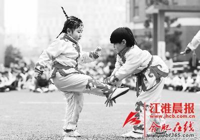 兩名小朋友在進(jìn)行武術(shù)對(duì)打表演。