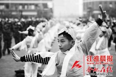 學(xué)生們?cè)谶M(jìn)行集體武術(shù)操展示。