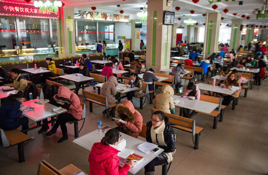 圖為在食堂內(nèi)復(fù)習(xí)的學(xué)生。