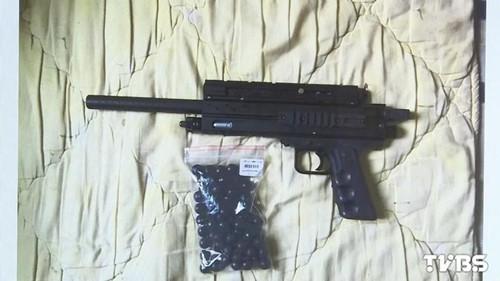 林姓男子使用的瓦斯鎮(zhèn)暴槍。圖自TVBS網站