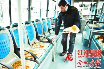 合肥公交司機(jī)自費(fèi)購(gòu)買(mǎi)《三字經(jīng)》裝飾車(chē)廂獲贊