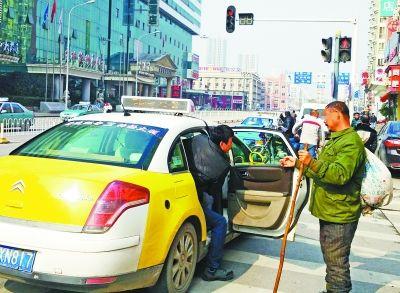 行乞者與保安聊天，竟頻頻對保安的收入表達(dá)出了不屑。