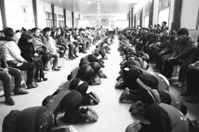 學生們在老師的指導下，一起給父母下跪謝恩。微博截圖