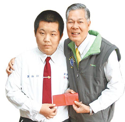 校長(zhǎng)稱贊鄭詠釧（左）處變不驚，頒發(fā)2000元臺(tái)幣紅包“壓驚”，并記一大功。