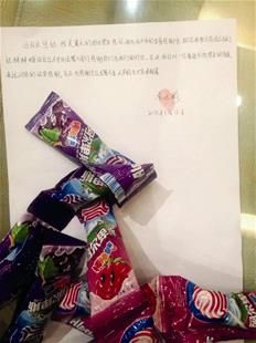 為表謝意，他特意買來20根棒棒糖送給民警。