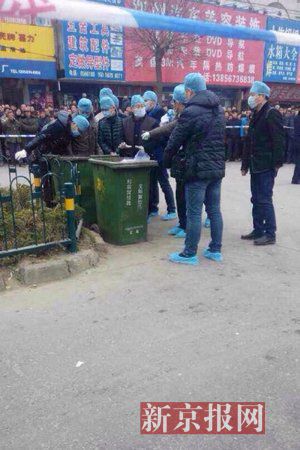 亳州路邊垃圾桶內(nèi)驚現(xiàn)碎尸。網(wǎng)友供圖