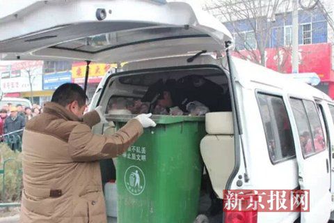 亳州路邊垃圾桶內(nèi)驚現(xiàn)碎尸。網(wǎng)友供圖