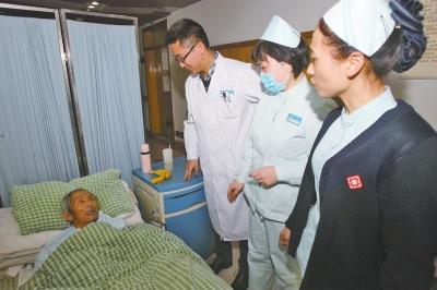 老人病治好了，可他卻一直躺在醫(yī)院的病床上。