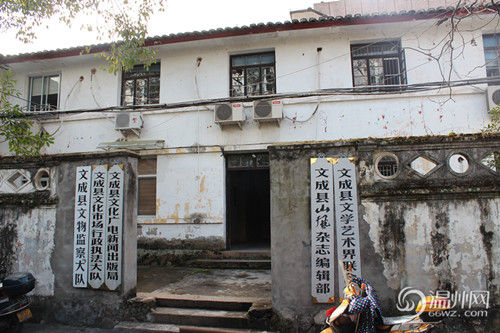 文成縣府大院除了主樓外，其他的基本為磚木結(jié)構(gòu)的兩層小樓