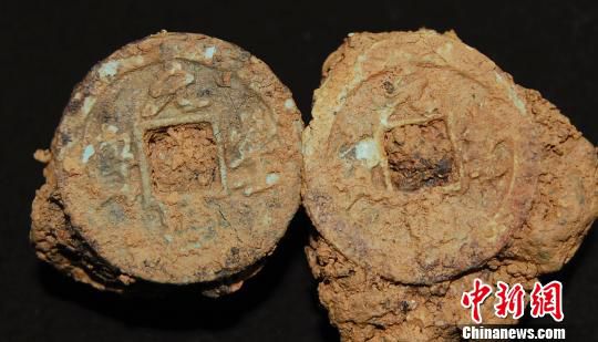 巖橋村廟山地區(qū)出土銅錢?！⊥]文管辦　攝