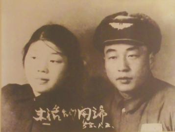 當(dāng)年的結(jié)婚照老人還保留得很好。