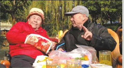 結(jié)婚60年，梁玉芹婆婆和王再功爺爺恩愛如初。