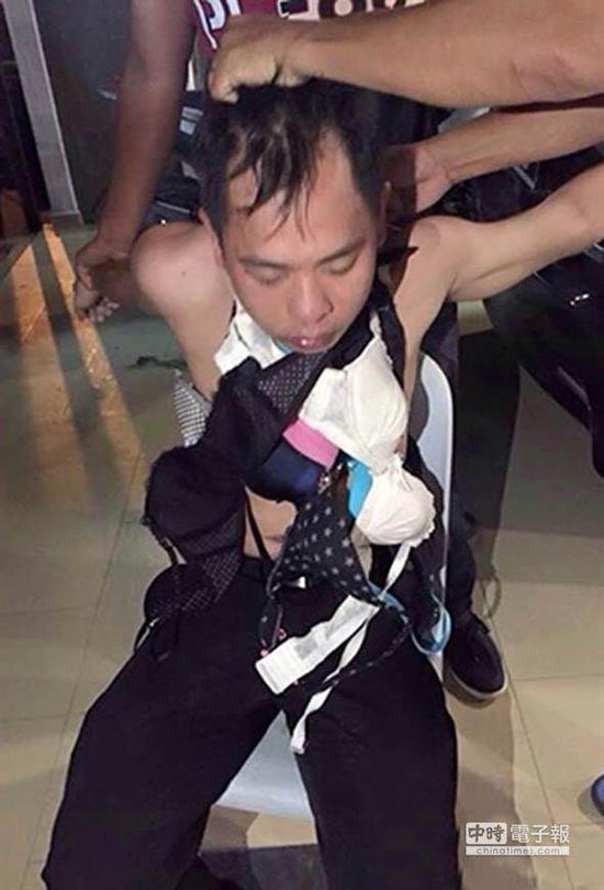 新加坡一名內(nèi)衣賊，被迫穿上女性內(nèi)衣游街示眾。