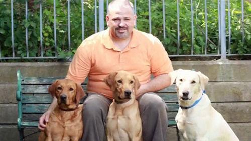 圖為吉姆和他的專業(yè)臭蟲探測犬在一起。